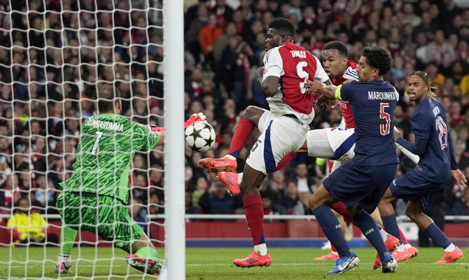 Αμέτρηρα κόρνερ για Άρσεναλ και Παρί.