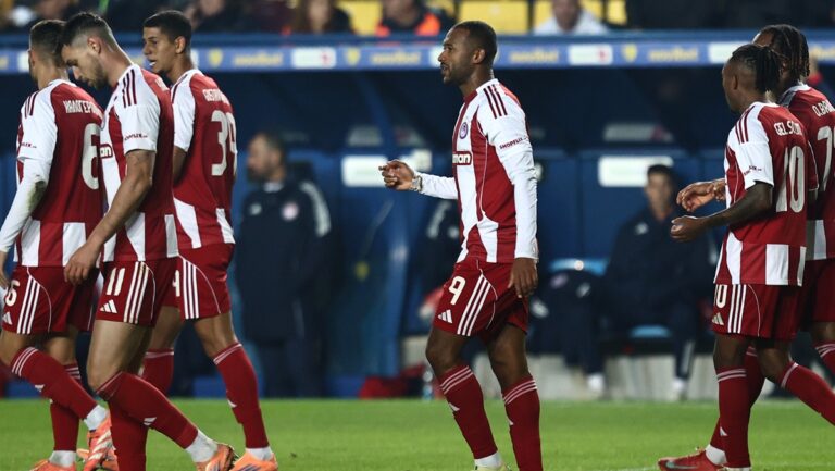 ξεφεύγει-και-περιμένει-τα-δώρα-με-ενισ-70449