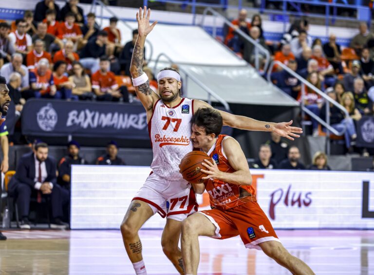 στέκεται-όρθια-η-μανρέσα-73477